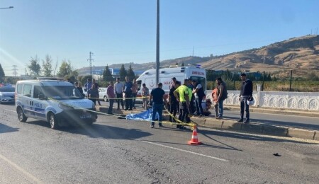 Manisa'da kaldırıma çarparak sürüklenen motosikletteki 2 kişi öldü