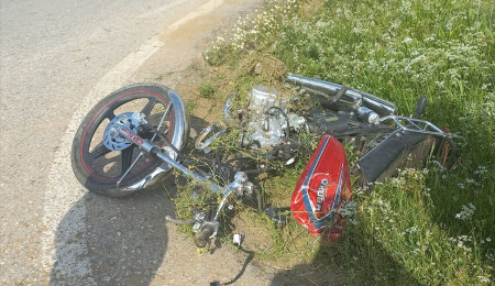 İzmir'de otomobille çarpışan motosikletteki 2 çocuk yaralandı