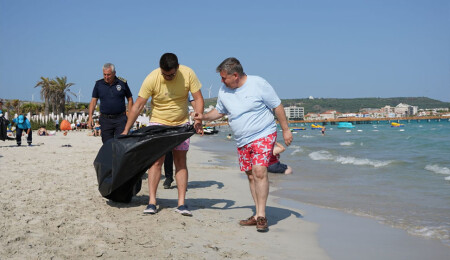 Başkan Oran Ilıca Plajı’nda çöp topladı