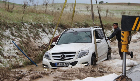 Afyonkarahisar'da dolu yağışı nedeniyle kontrolden çıkan otomobil su kanalına düştü