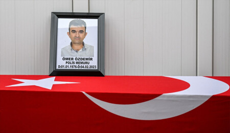 Trafik kazasında ölen polis memuru, İzmir'de son yolculuğuna uğurlandı