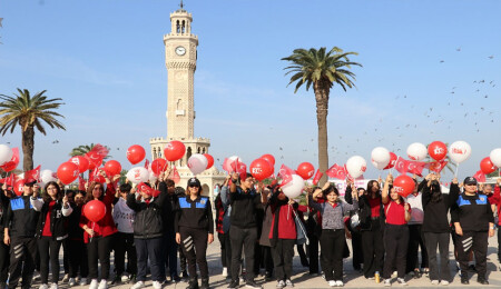 İzmir polisinden öğrencilere Cumhuriyet şenliği etkinliği