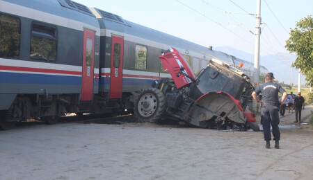 İzmir'de hemzemin geçitte tren ile traktörün çarpıştığı kazada 4 kişi yaralandı