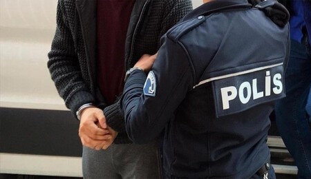 İzmir'deki kaçak sigara operasyonunda 2 kişi gözaltına alındı