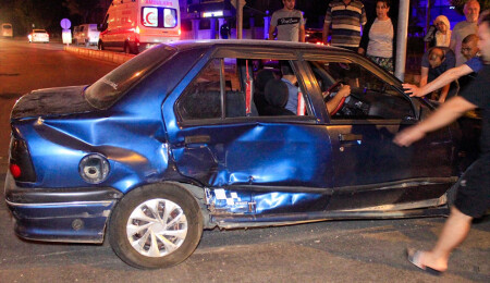 Uşak'ta hafif ticari araçla otomobilin çarpıştığı kazada 4 kişi yaralandı