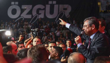 Özgür Özel, CHP'nin 8. Genel Başkanı oldu: Zafer konuşmasında pazartesiyi işaret etti