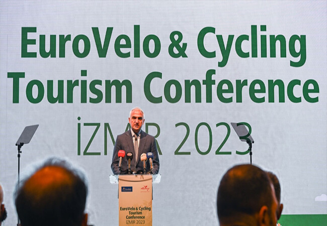 Bakan Ersoy'dan bisiklet turizminde İzmir'de vurgusu