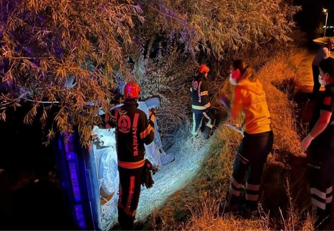 Denizli'de şarampole devrilen otomobildeki 2 kişi öldü, 3 kişi yaralandı
