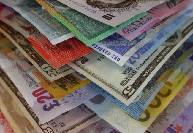 Euro 29,06, Dolar 27,57, Sterlin 33,52 liradan işlem görüyor