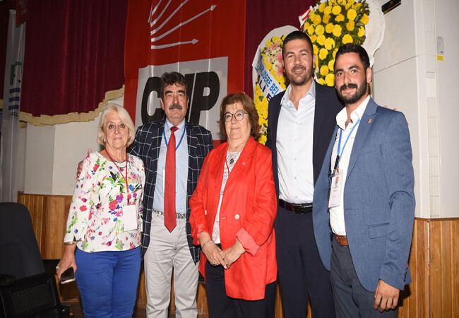 CHP Foça yeni ilçe başkanı Esen Çeşmeci oldu