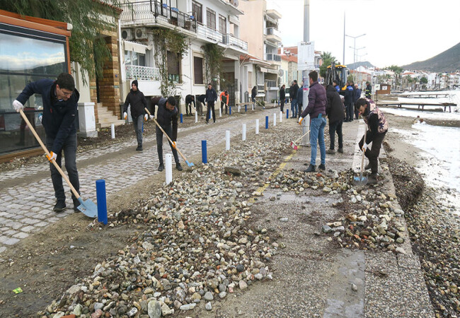 Foça’da fırtınanın izleri siliniyor