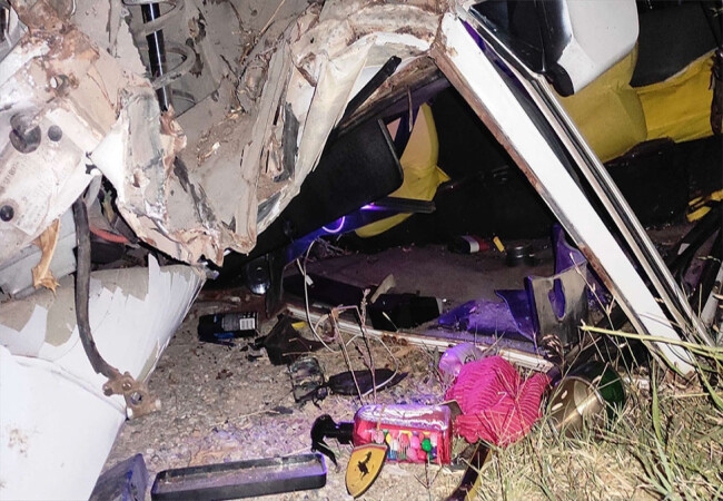Kütahya’da istinat duvarından düşen otomobildeki 2 kişi yaralandı