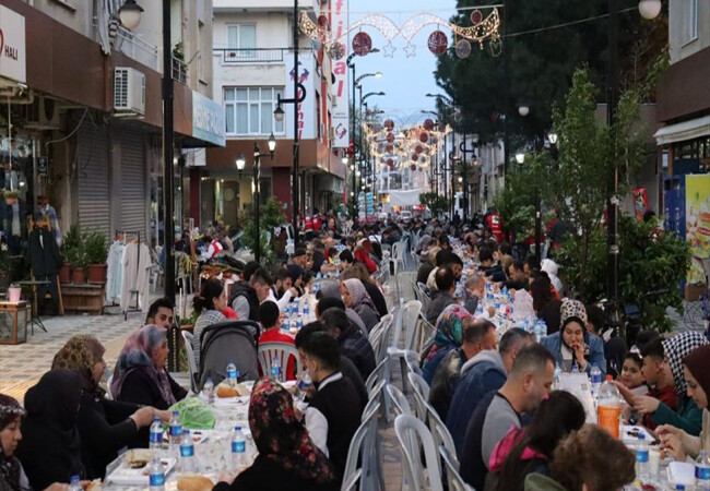 Türk Kızılay, Kemalpaşa'da iftar programı düzenledi