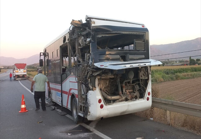 İzmir'de kamyonun belediye otobüsüne çarpması sonucu 6 kişi yaralandı
