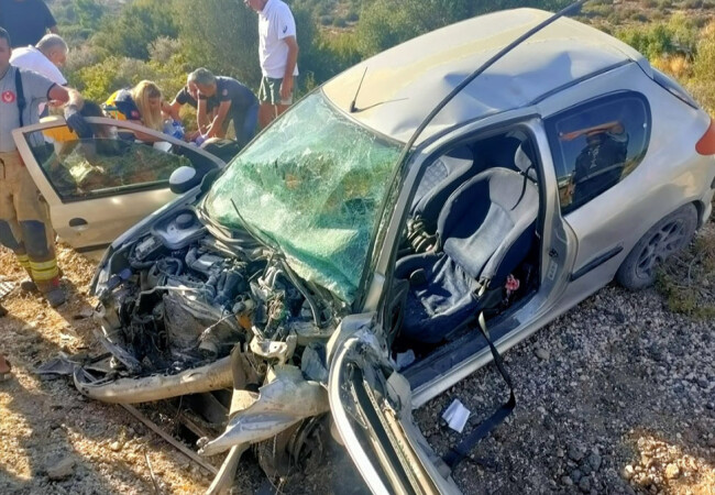 İzmir'de kamyonla çarpışan otomobildeki çift ağır yaralandı