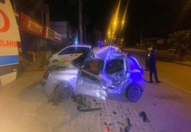Bodrum'da park halindeki ambulans ve araca çarpan otomobilin sürücüsü ağır yaralandı