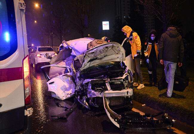 İzmir'de servis minibüsüne çarpan ticari aracın sürücüsü yaralandı