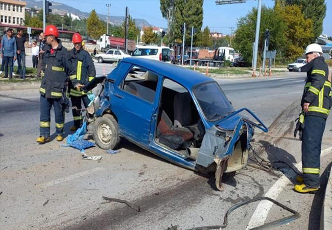 Kütahya'da tır ile otomobilin çarpışması sonucu 1 kişi öldü, 1 kişi yaralandı