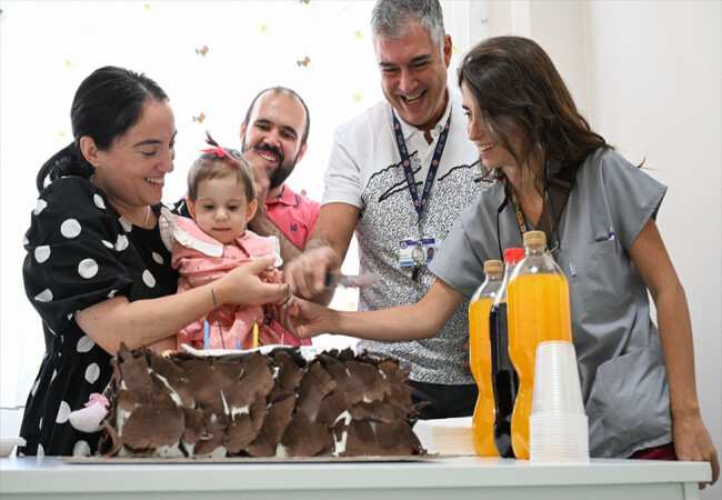 Organları dışarıda doğan Kosovalı bebek, İzmir'de iyileşti