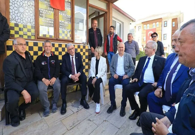 İYİ Partili Müsavat Dervişoğlu ve Gizem Albaş Menderes'te yurttaşlarla buluştu