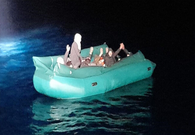 İzmir açıklarında 16 düzensiz göçmen kurtarıldı