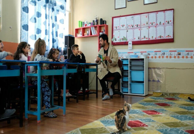Sanatçı Yusuf Güney, İzmir'deki "Patili Okulu" ziyaret etti
