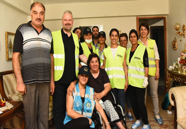 İzmir Menemen'de bayram öncesi ev temizliğine belediye başkanı da katıldı