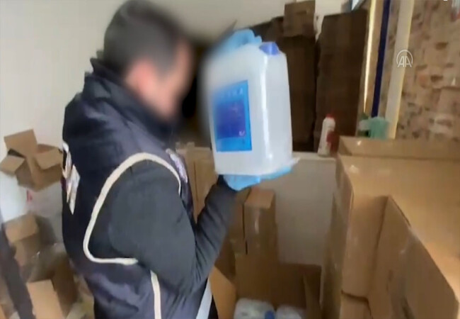 İzmir'de "el dezenfektanı" etiketli bin litre kaçak etil alkol ele geçirildi