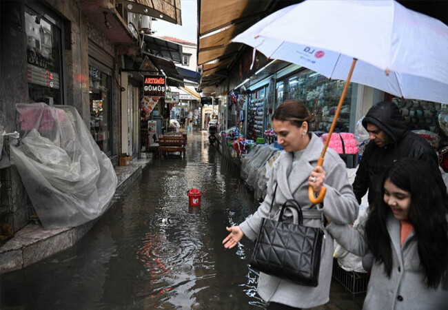 İzmir'de sağanak su baskınlarına neden oldu