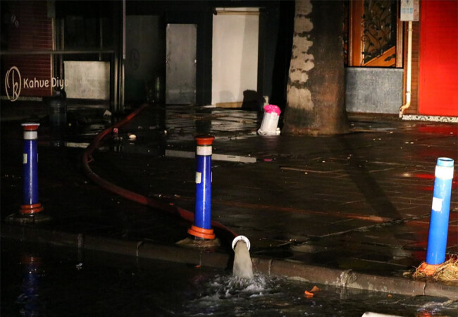 İzmir'de denizin taşması sonucu su basan iş yerlerinde tahliye çalışmaları sürüyor