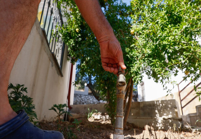 Dikili'de sürekli su kesintisi uygulanan mahallenin sakinleri çözüm bekliyor