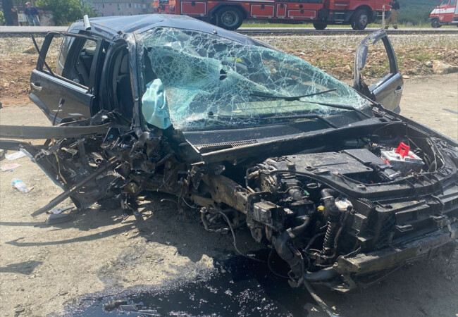 Tire'de iki otomobilin çarpıştığı kazada 6 kişi yaralandı