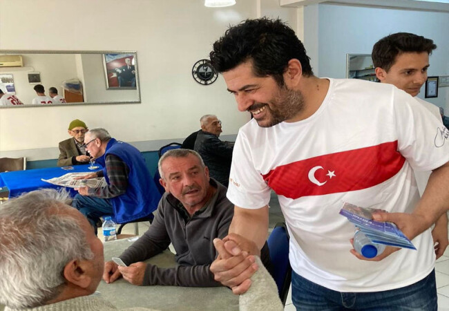 AK Parti Narlıdere İlçe Başkanı Metin Yıldırım ve milletvekili adayı Çelik'ten esnaf ziyareti